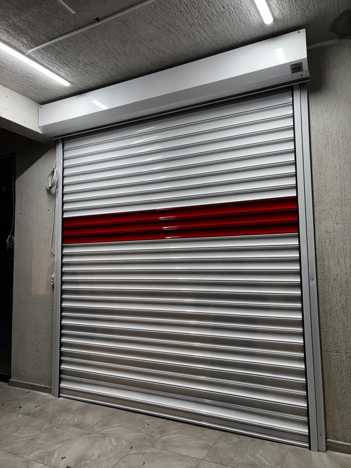 İş yeri içi gri kırmızı şeritli otomatik kepenk