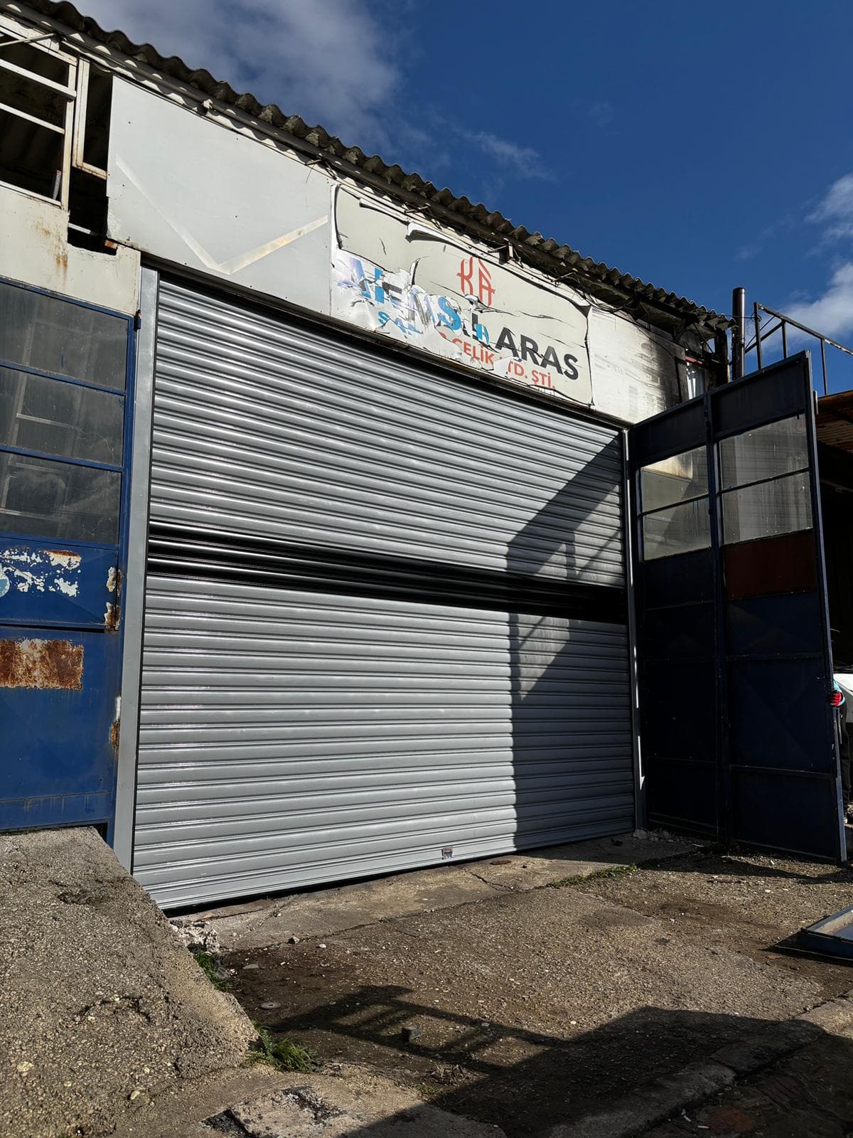 Sanayi önü gri galvaniz otomatik kepenk