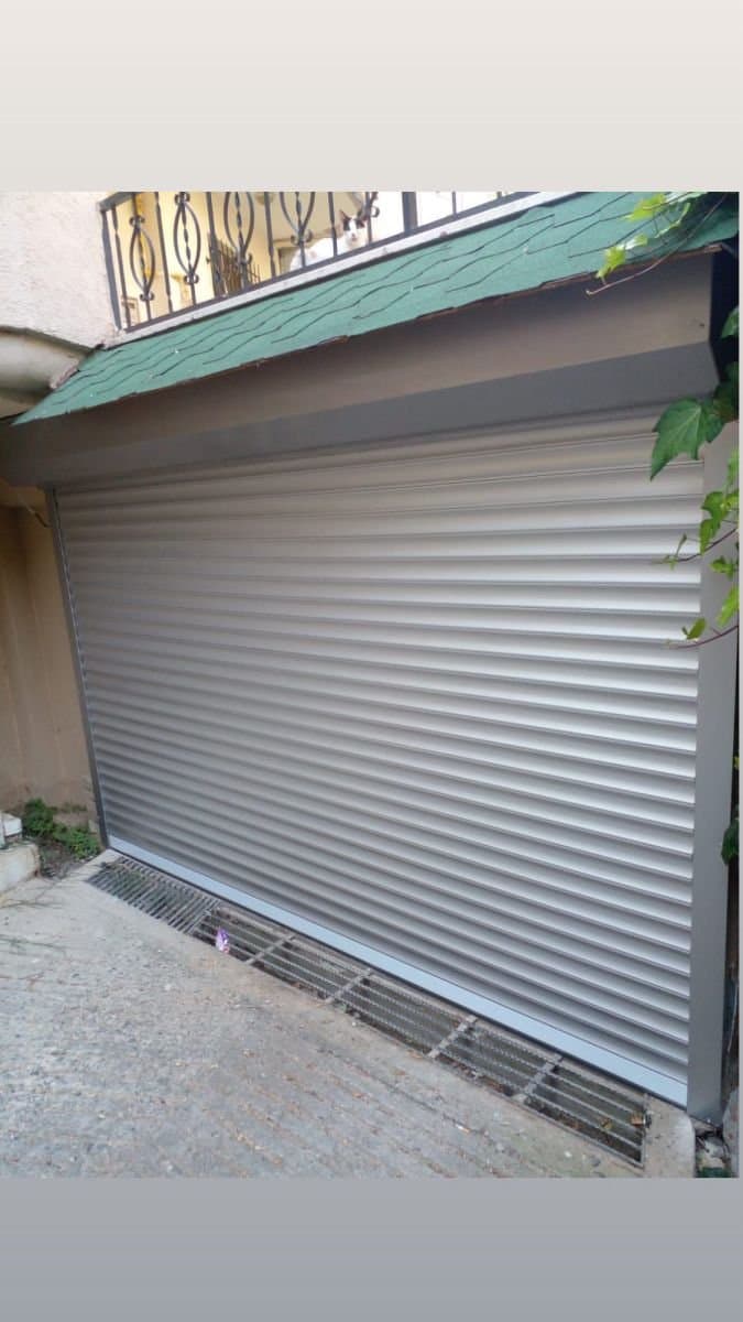 Garaj girişi gri otomatik kepenk