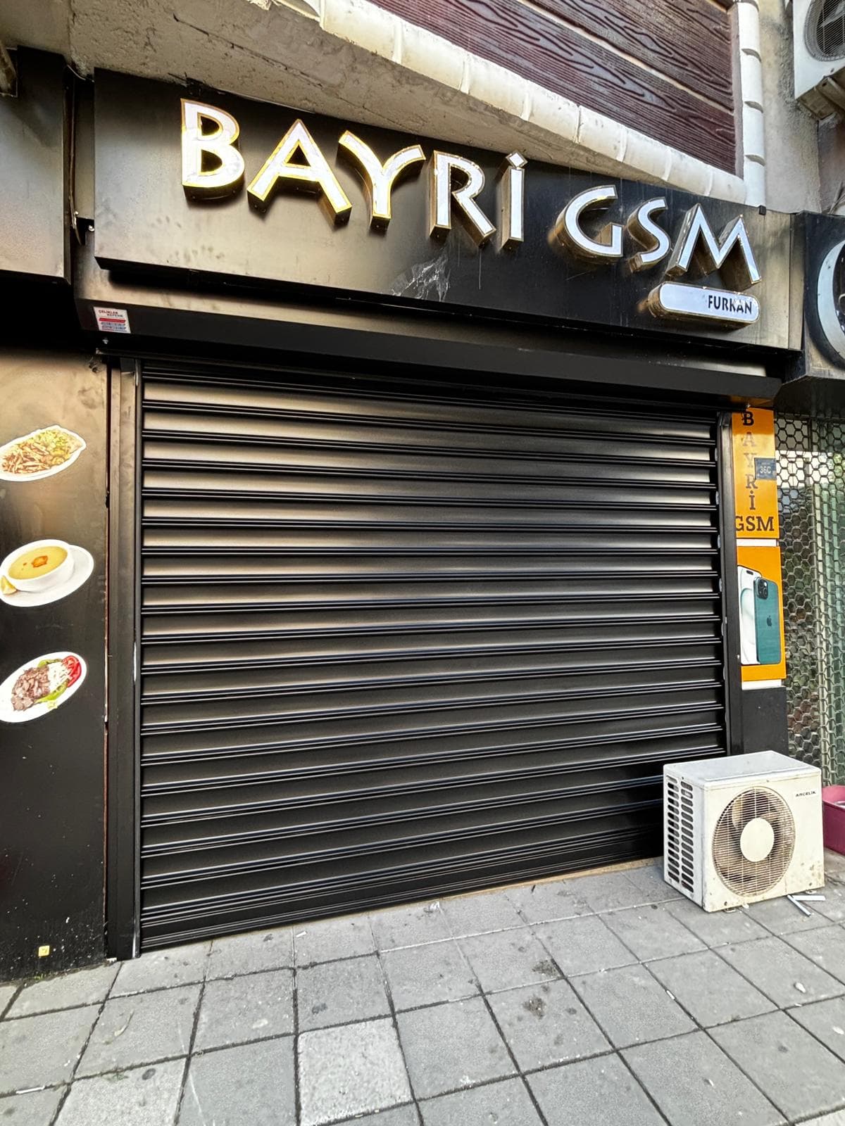 Mağaza önü siyah otomatik kepenk